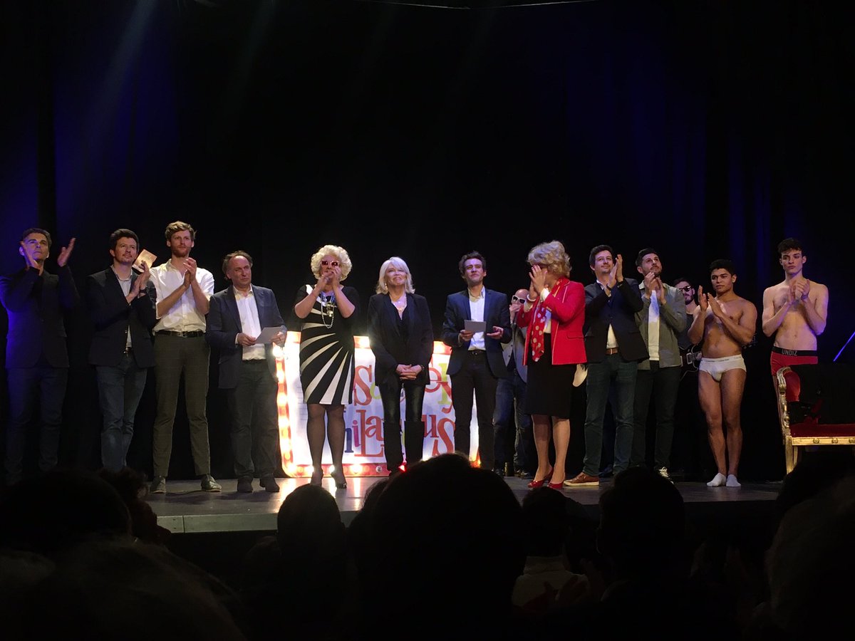 Guiguiii94's tweet photo. Queen Amanda Lear en marraine d’exception pour ce 34e #AbsolutelyHilarious ! Son trône, ses boys... Zize, Denise et Les Jumeaux ont retourné les @TMathurins. https://t.co/OI3kjJZGAM