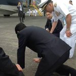 「心優しい安倍総理」硫黄島に訪問し、滑走路下に未だ遺骨が眠っているのを知った時涙し、土下座をした。
