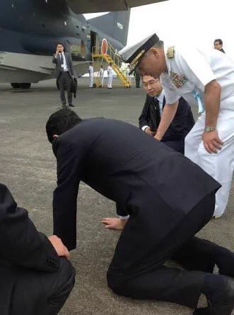 「心優しい安倍総理」硫黄島に訪問し、滑走路下に未だ遺骨が眠っているのを知った時涙し、土下座をした。