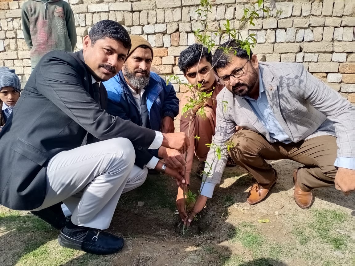 gfreets21's tweet photo. ہر بشر دوشجر
ڈی سی لیہ کی ہدایت پر
چکنمبر120کے نوجوانوں کی ٹیم کی جانب سے پہلے 1000پودے تقسیم کیے گے تھے اب ٹیم کی جانب سے مزید اج 500انار اور امرود کے پودے مقامی پراٸیویٹ سکولز میں تقسیم کیے گٸے
#CleanGreenLayyah
#CleanGreenPakistan https://t.co/hNNccnbQ3c