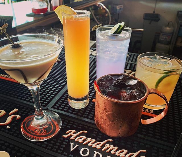 With all this warm weather we’ve been having it’s seemed fitting to start playing with Spring cocktails....we hope you enjoy!
Lavender Linen
HB Mule-Berry
Grapefruit Elderflower Mimosa
HB Paloma
Salted Caramel Martini
#handlebarchico #craftcocktails #spring #wateringholefort…