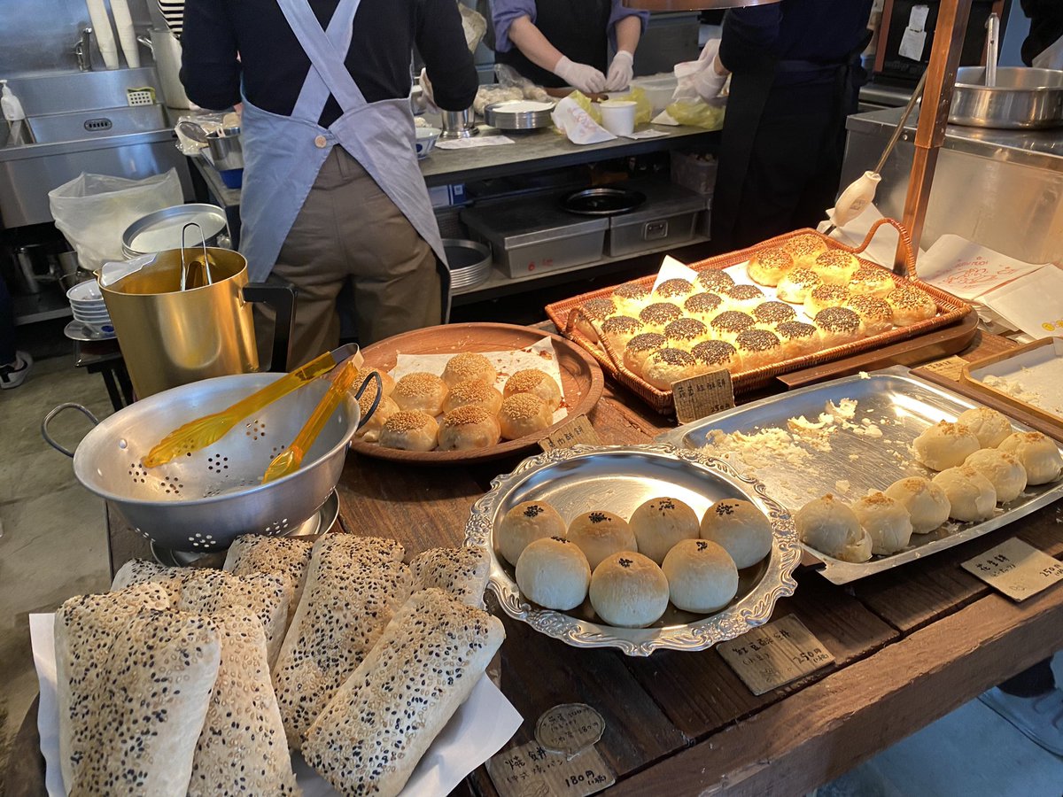 yucafe_e's tweet photo. 昨日食べたのに今もう食べたい😭それほどおいしすぎた五反田『東京豆漿生活』の台湾式あさごはん。お酢入り豆乳スープは超とろとろ。しょっぱい系も甘い系もあるパン(特にピーナツ)も満足度高すぎて全種類テイクアウトしたいくらい。人気店なので行列必至だけど回転率は早いので1度は行ってみて😭 https://t.co/BvGp90T0jK