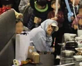 winkonvipen1's tweet photo. มีคนบอกว่านี่คือรูปน้องตอนปาร์ตี้คริสมาสปลายปี 😭 
#HappinessForHanbin แท็กวันนี้คือตรงกับความรู้สึกมาก เราแฮปปี้ที่วันนี้ได้เห็นว่าน้องได้ออกไปพักผ่อน ได้ทำหลายอย่างที่น้องอยากทำ และน้องเองก็คงแฮปปี้ที่ได้ทำ #HANBIN #한빈 #김한빈 #비아이 #HanbinDEMO2 อย่าลืมไปสตรีมเดโม่ทูกันนะ https://t.co/Pb05O1EAvt