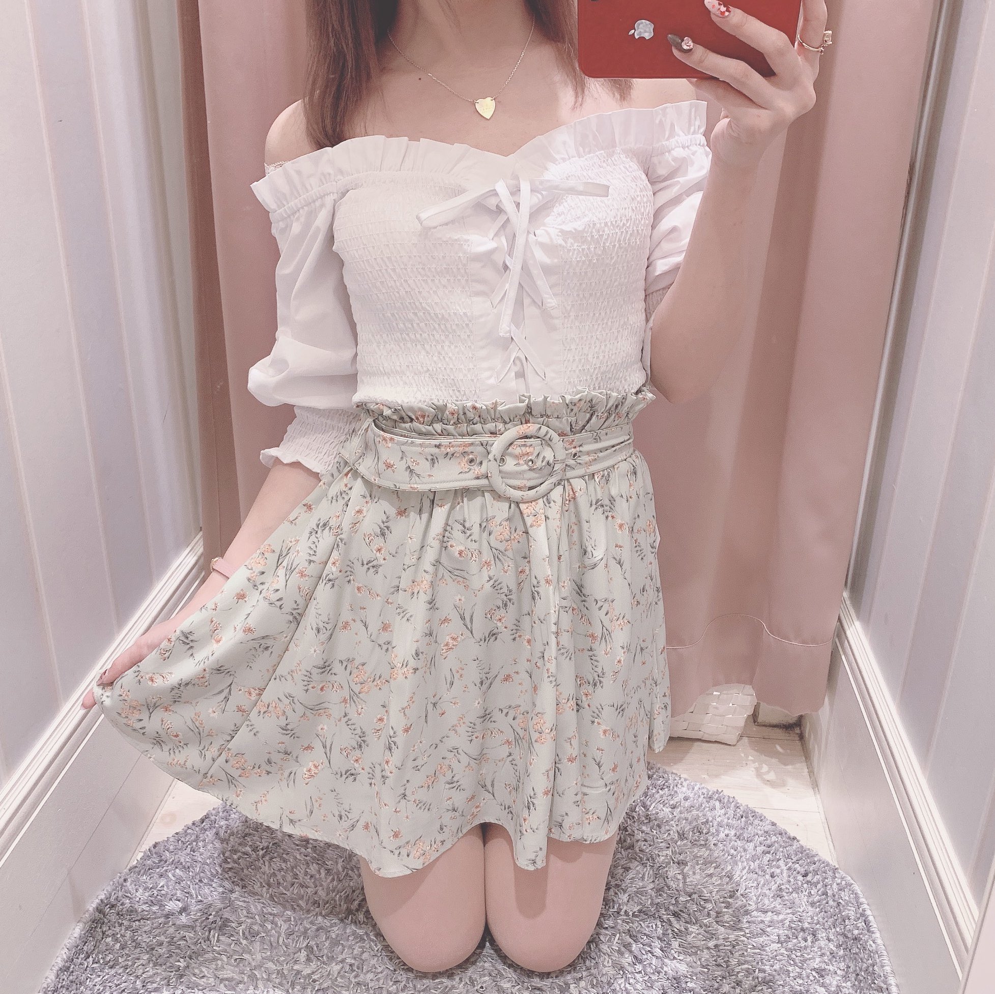 Evelyn 新宿店 𝐍𝐞𝐰 𝐚𝐫𝐫𝐢𝐯𝐚𝐥 おフェロなオフショルトップスは 花柄のスカートと合わせて 大人かわいいcoordinateに トップスはシャーリングが効いており ずり落ちてこないので綺麗に 着用していただけますᕱ ᕱ Tops 4 900 Tax