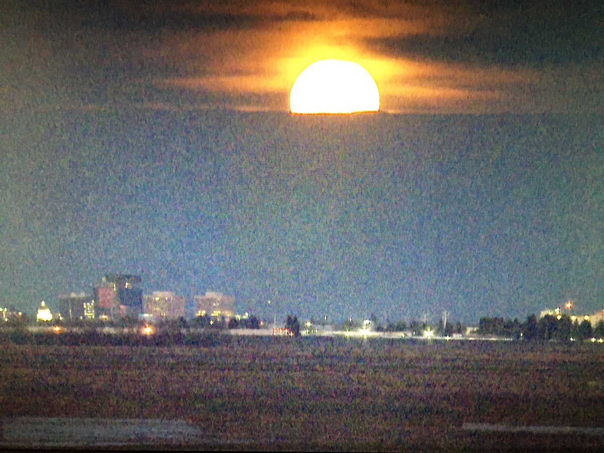 916JT's tweet photo. Tonight’s Supermoon rising over Sacramento skyline.  @CBSSacramento https://t.co/te7mX0Ina9