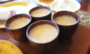 LvtuTravel's tweet photo. Barley wine is commonly found in the Western Regions, Tibetans and Plateau areas.
It is brewed from the Qinghai-Tibet Plateau's unique food crop, barley. The barley wine is not up to the top, sobers up fast, and is always loved by the local people for its clear and sweet taste. https://t.co/xPf8JbQLoz