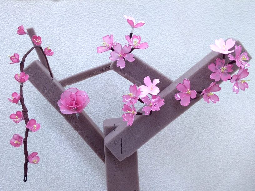 東急ハンズ渋谷店 そろそろ桜の便りが聞こえてくる時期ですね 専用のディップ液とワイヤー ペップなどを使ってアメリカンフラワー でサクラの花をつくってお部屋に飾りませんか 作り方を替え れば梅の花や薔薇などいろいろ楽しめます ハンズ渋谷 6b 東急ハンズ渋谷店 そろそろ桜の便りが聞こえてくる時期ですね 専用のディップ液とワイヤー ペップなどを使ってアメリカンフラワー でサクラの花をつくってお部屋に飾りませんか 作り方を替え れば梅の花や薔薇などいろいろ楽しめます ハンズ渋谷 6b