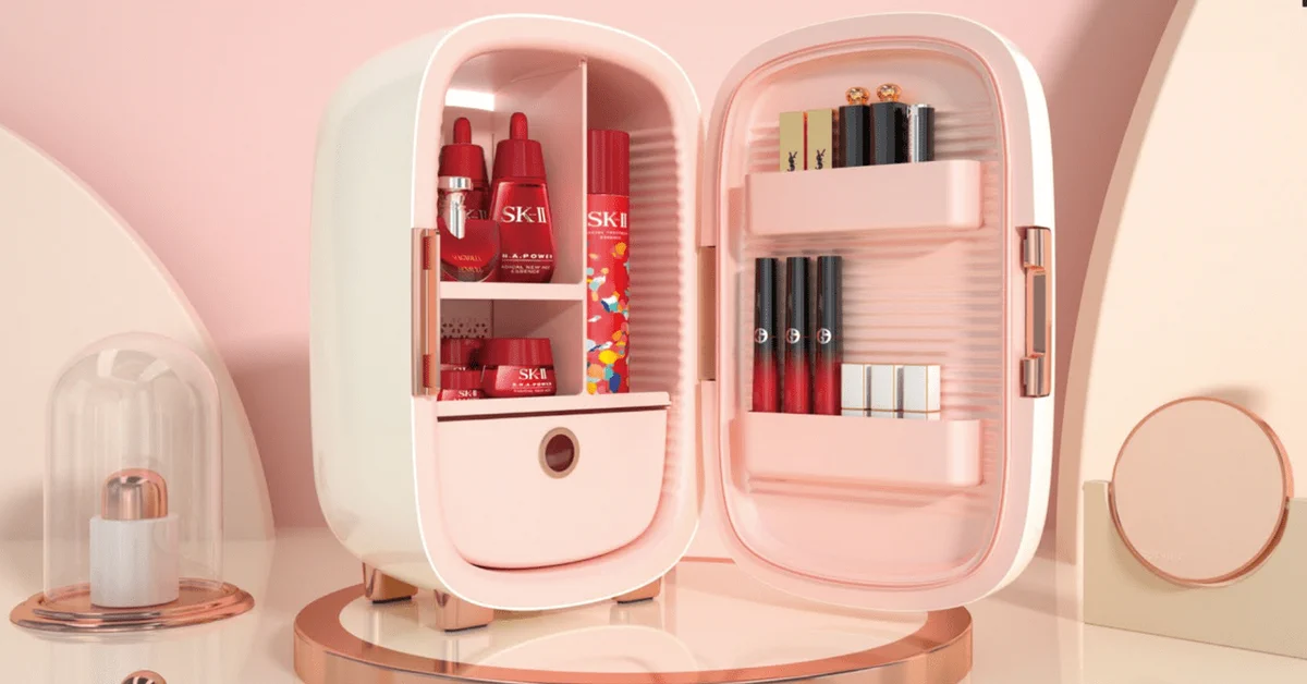 コスメ専用の冷蔵庫「PINKTOP」。化粧品の劣化を防ぐ最適な温度と湿度に設定されている。