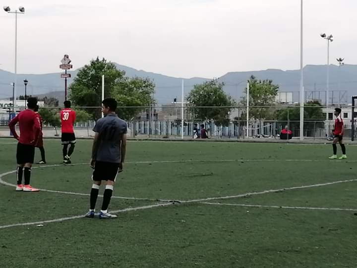 ConalepCoahuila's tweet image. Dir. Gral. Ing. @alfiovegap felicita al equipo de futbol del #Conalep #Saltillo I por obtener el pase a la final del torneo regional #CONADEMS al vencer por un marcador de 5 a 1 al CBTIS #97
Éxito!!!