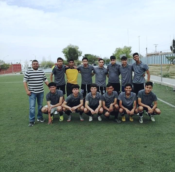 ConalepCoahuila's tweet image. Dir. Gral. Ing. @alfiovegap felicita al equipo de futbol del #Conalep #Saltillo I por obtener el pase a la final del torneo regional #CONADEMS al vencer por un marcador de 5 a 1 al CBTIS #97
Éxito!!!