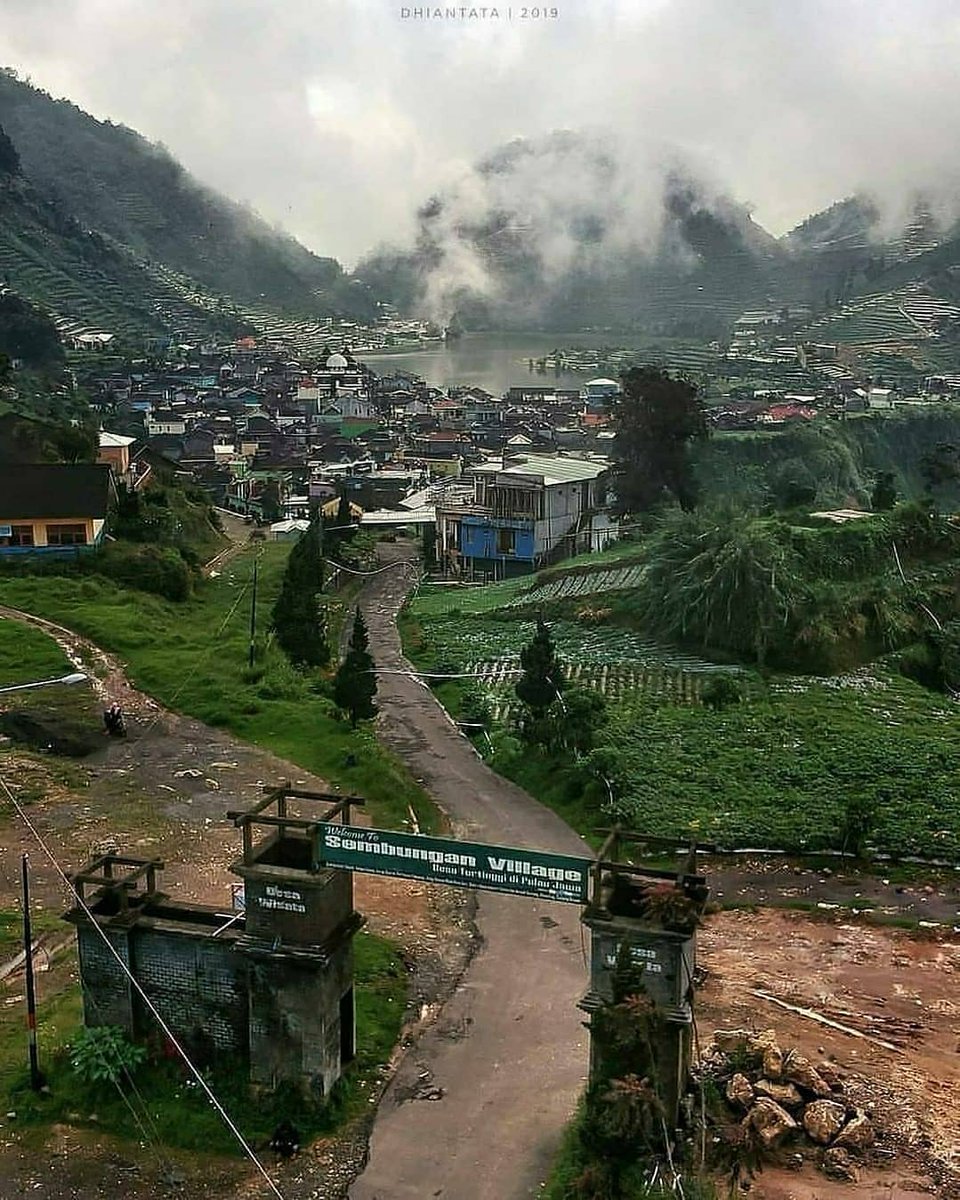 eksposdesa's tweet photo. Desa Tertinggi di Pulau Jawa.

#DesaWisataSembungan merupakan ujung aspal, atau desa paling ujung di dataran tinggi Dieng. Ketinggianya 2.306 mdpl dan merupakan desa tertinggi di pulau Jawa.
📷 by ig: abelmarufi dan dhian_hardjodisastro
#eksposdesa #pesonadieng #pesonaindonesia https://t.co/nW8mh7C7vz