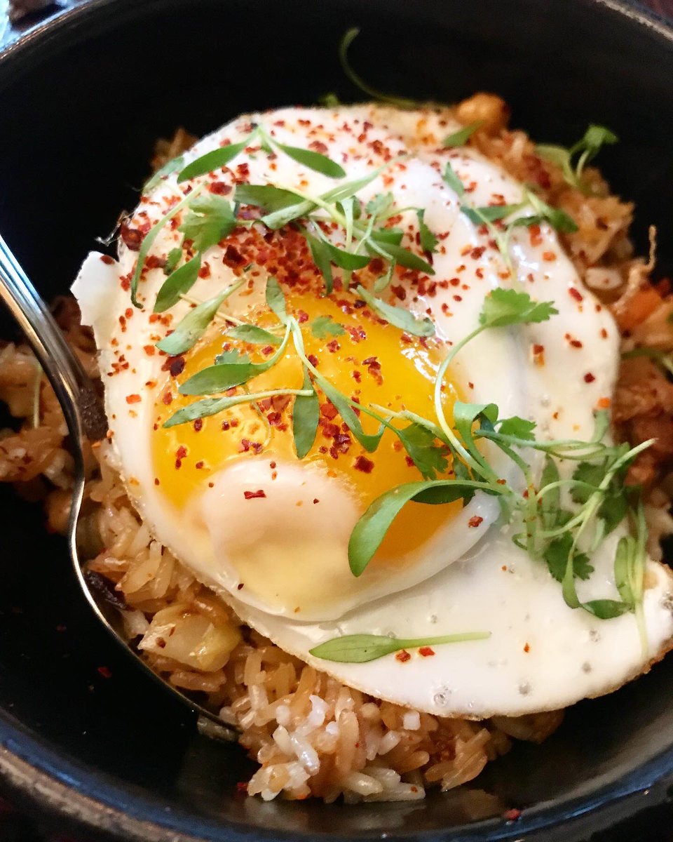 lovethingsgf's tweet photo. #Chicago never disappoints! This fried rice with pulled pork, vegetables topped with a duck egg was incredible! This dish is gluten free as it is not made with soy sauce!! 🙌🏻 To drink I had the Citrus which is has gin, grapefruit, rosemary and tonic.  🍹👌🏻 #lovethingsglutenfree https://t.co/EB6WXQhrpg