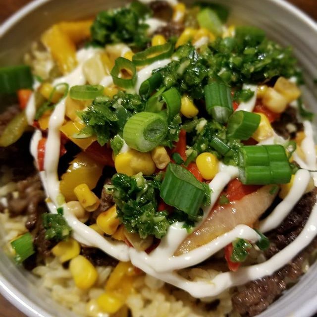 hlbfitness's tweet photo. Dinner tonight - burrito bowls!! #cleaningoutthefridge #everythingisbetterinabowl https://t.co/wY1KwQNYz4 https://t.co/69NWf90BiY