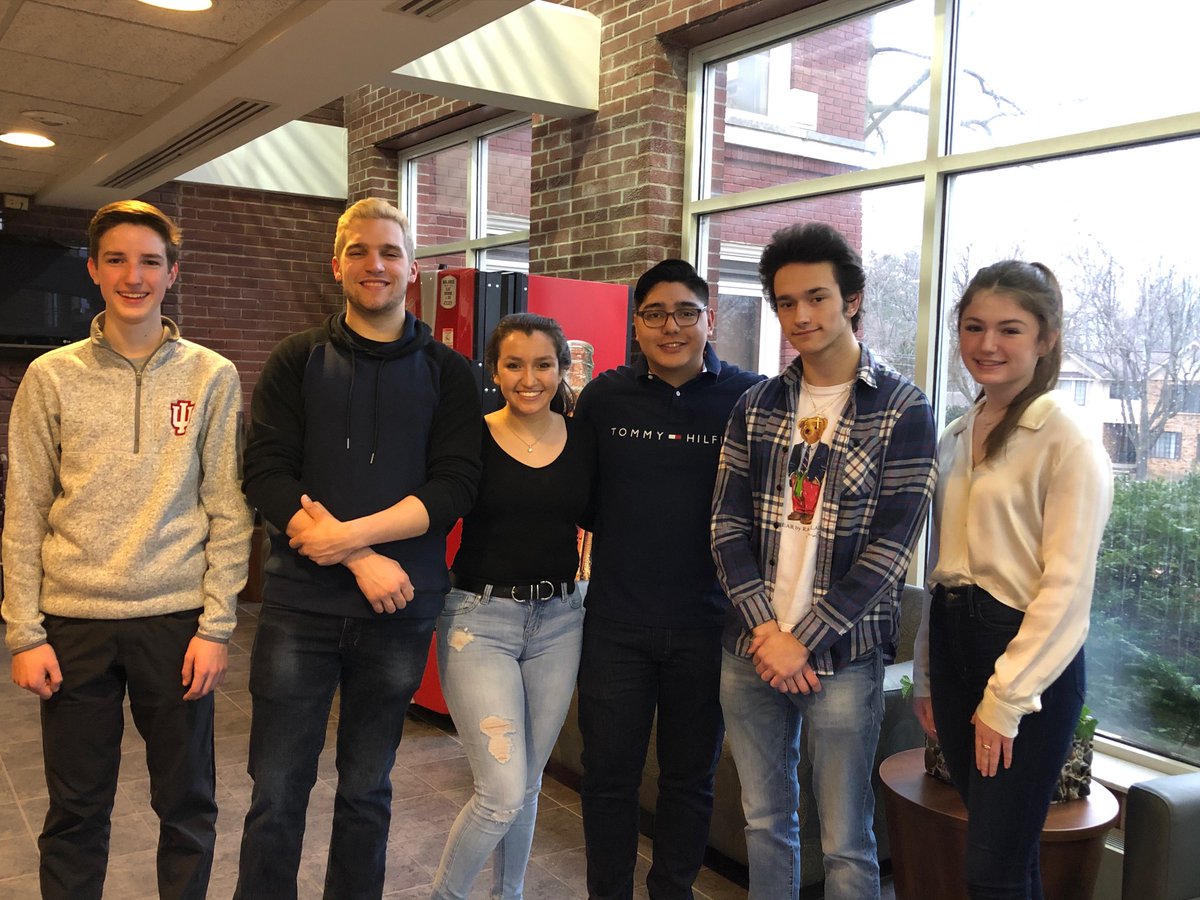 rochcommschools's tweet photo. These students have titles like CFO, VP of sales, and marketing manager, thanks to a Virtual Enterprise class offered at Adams, Rochester High and Stoney Creek. These business teams operate virtual companies to learn real-life skills, including budgeting, accounting and more. https://t.co/OOgtAdtHan