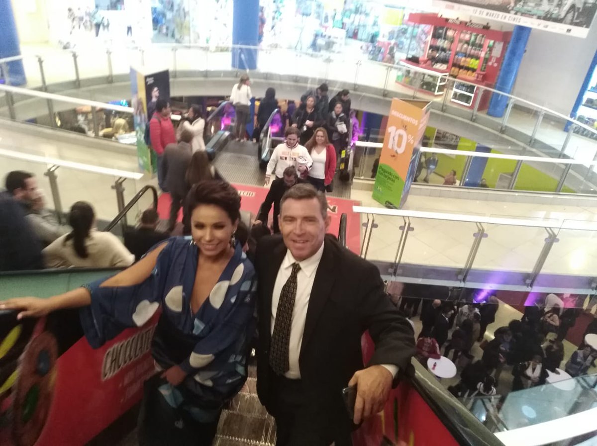 LaRazon_Bolivia's tweet photo. #LaPaz
Gran expectativa en inmediaciones del #Multicine a minutos de la Premier de #MiSocio2.0 https://t.co/G8yDWetft9