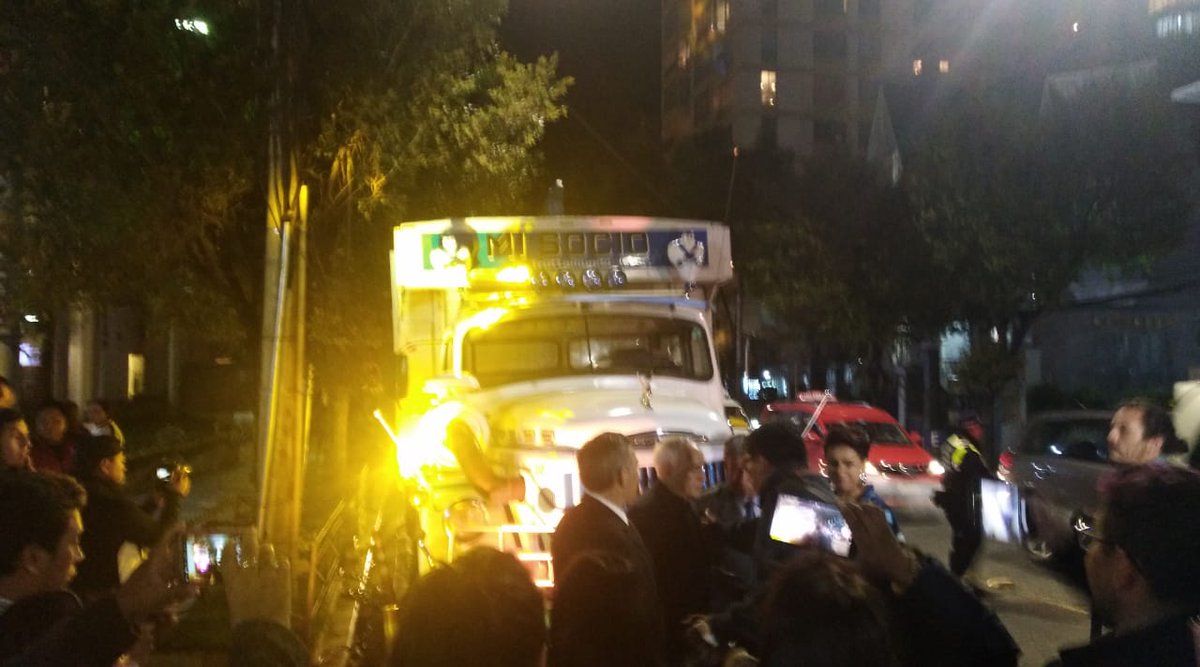 LaRazon_Bolivia's tweet photo. #LaPaz
Gran expectativa en inmediaciones del #Multicine a minutos de la Premier de #MiSocio2.0 https://t.co/G8yDWetft9