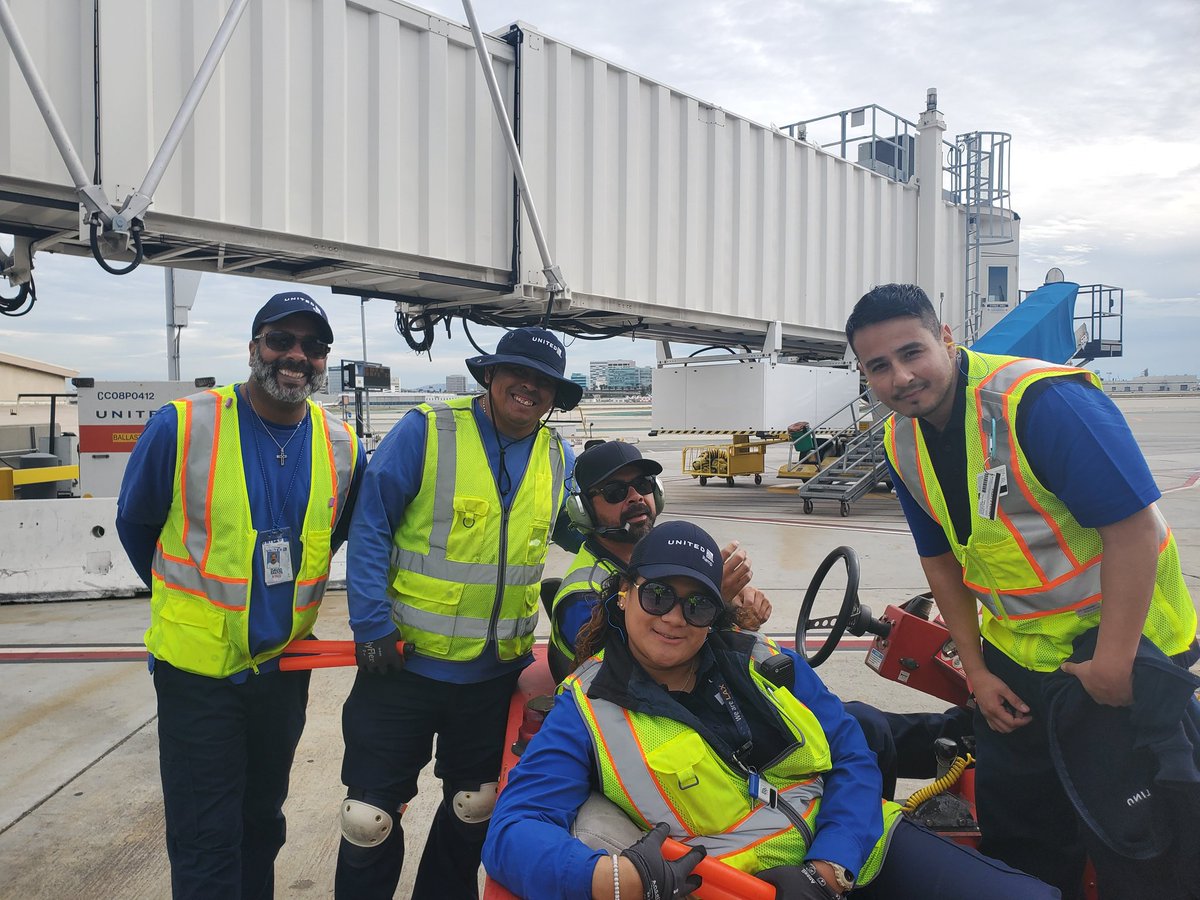 RonDebe's tweet photo. LAX Ramp successfully turned to 2 #quickturns by following SOP & meeting all TCImetrics safely, on time & smiles all around #ConsistencyandStandardsleads #beingunited @weareunited @JMRoitman @KevinSummerlin5 @SalangaJ @TammyLHServedio @UA_Ramp_Proud https://t.co/B71BX79nR7