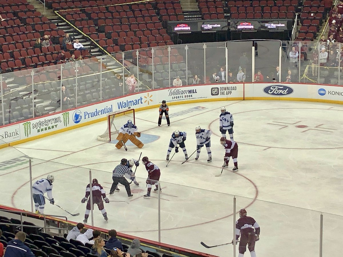 Hockey_Clan's tweet photo. Don Bosco Prep looking for extend its 1-0 lead. Faceoff to CBA goalie John Donohue’s right with 4:07 to go in the 2nd period #DBPvsCBA #NJHockey https://t.co/p2n55Ymegn