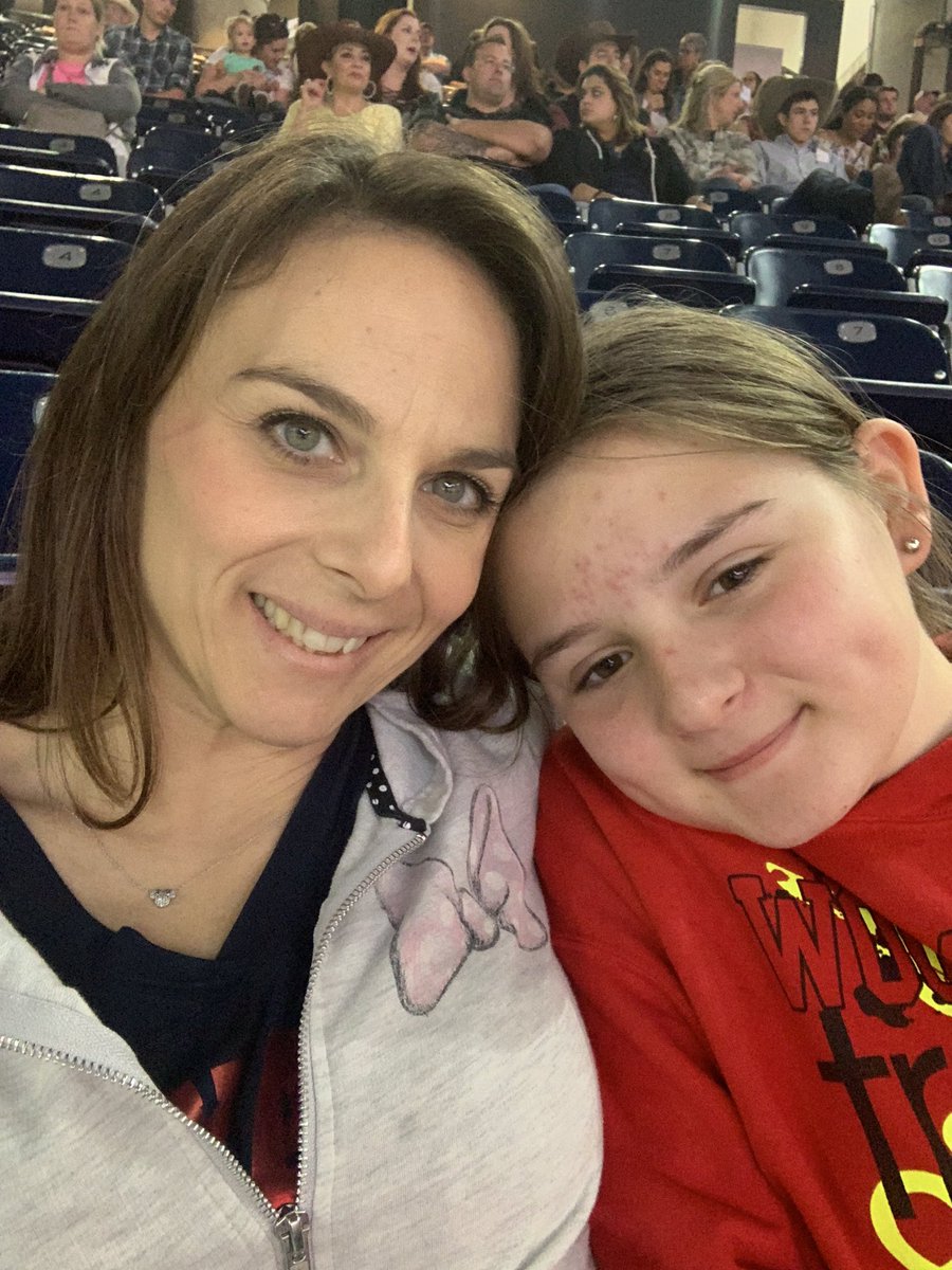 lccasciotti's tweet photo. #RODEOHOUSTON https://t.co/8g9ptMg9KT