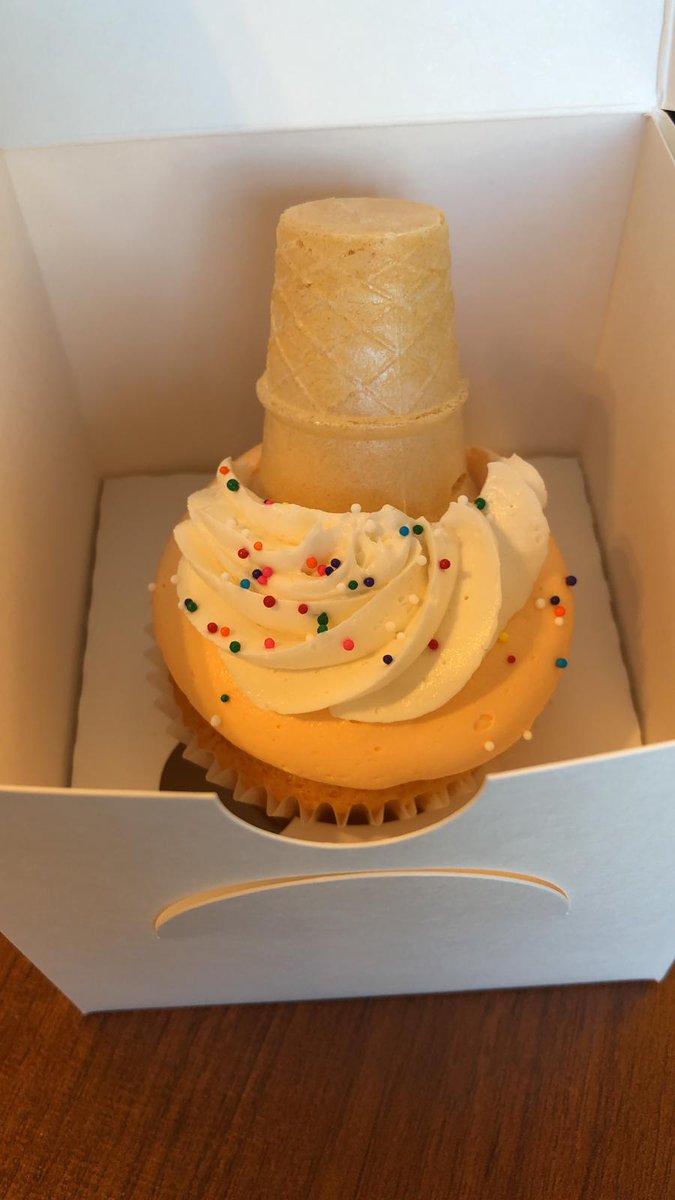 🧁 Our boss gave us cupcakes one by one to thank us and celebrate #InternationalWomensDay2020. Thank you!🧁 <a href="/EricKim_TD/">Eric Kim</a> <a href="/Ivyso_TD/">ivy</a> <a href="/AndyChien00/">Andy Chien</a>