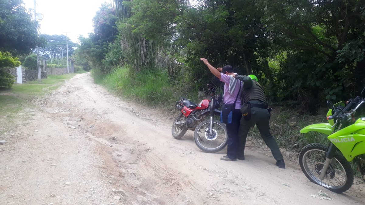 PoliciaNeiva's tweet photo. #SomosUnoSomosTodos planes de Registro y control a personas y solicitud de Antecedentes a motocicletas en el sector de la Ulloa zona rural de Neiva. https://t.co/aeoqPCd3WH