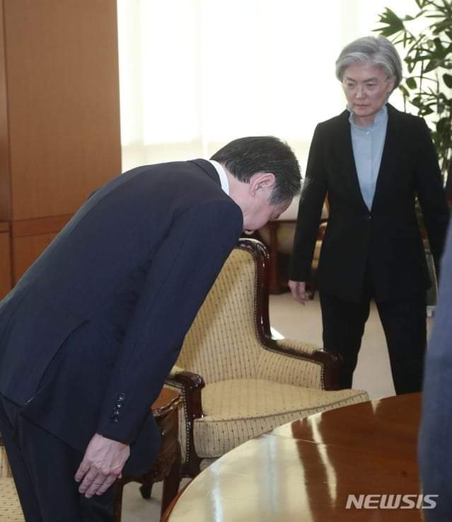 이 사진을 보는 순간,
통쾌한것이 아니라
부끄럽고 창피했습니다!
왜 일까요?

주한 일본대사는 예의를 다해 
깍듯한 인사를 하건만

건방이 대가리 끝까지 올라간
강경화는 조폭적 예의(?)로 대신하는군요.

이따위 강경화가
중공에 대한 외교짓거리는 
어떠했는지요?