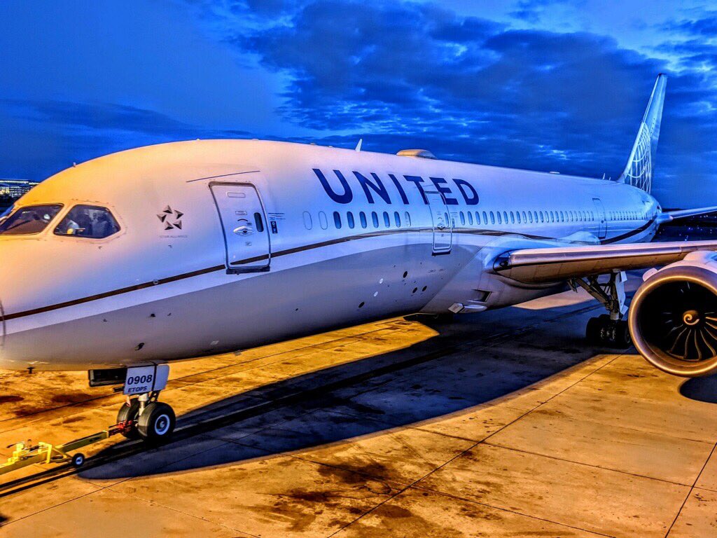 EllisTrac's tweet photo. We’re dreaming tonight in Orlando. Excited to welcome the 787 Dreamliner to MCO. Beautiful! #winningthelines ⁦@scarnes1978⁩ ⁦@Jsarmiento360⁩ ⁦@LouFarinaccio⁩ ⁦@Auggiie69⁩ https://t.co/4NcZckAAIv