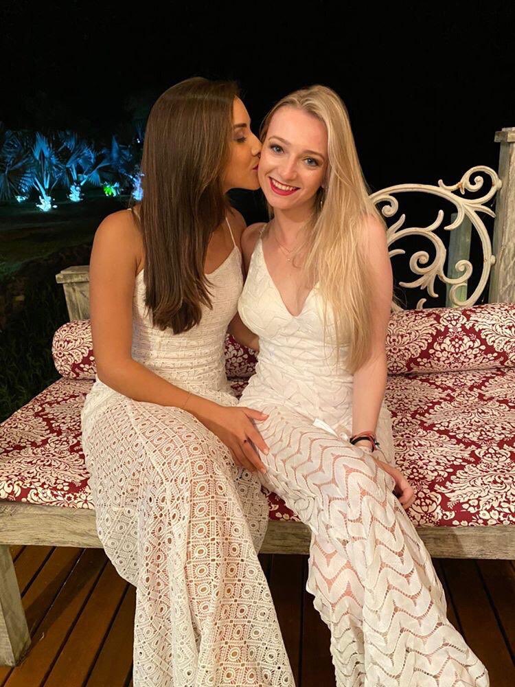 bijdao's tweet photo. Começou no tinder e agora estamos fazendo 10 meses  de namoro 🌻✨ https://t.co/0ZZfmQtnLF