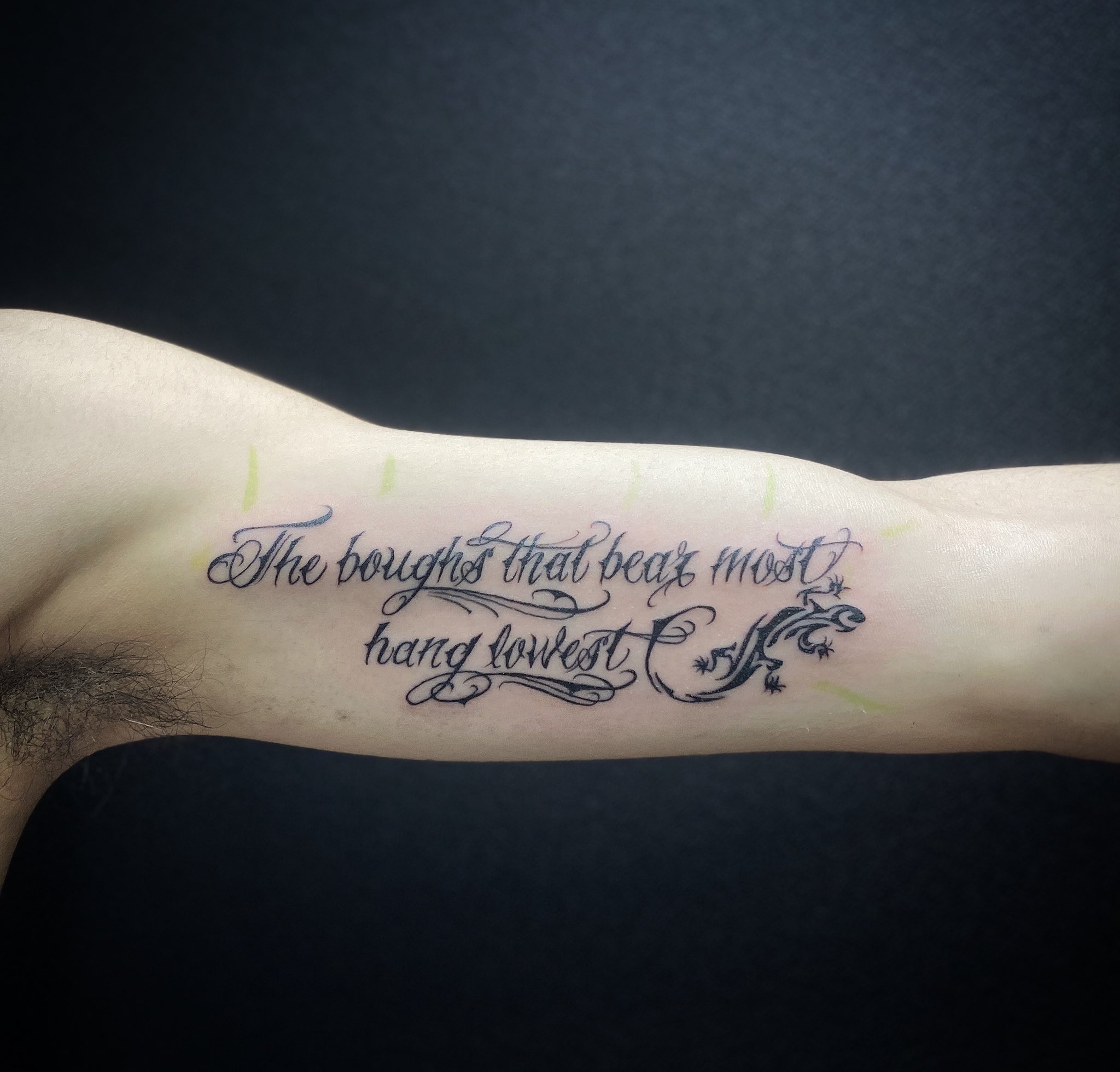 新宿タトゥー Fox Gate Tattoo 腕 文字とトライバルのタトゥー By 彫さと 3月10日 本日も営業中 和彫りからワンポイント B Gまで幅広く対応のタトゥースタジオ 東京新宿fox Gate Tattoo 新宿駅徒歩7分 個室ブース完備 その他