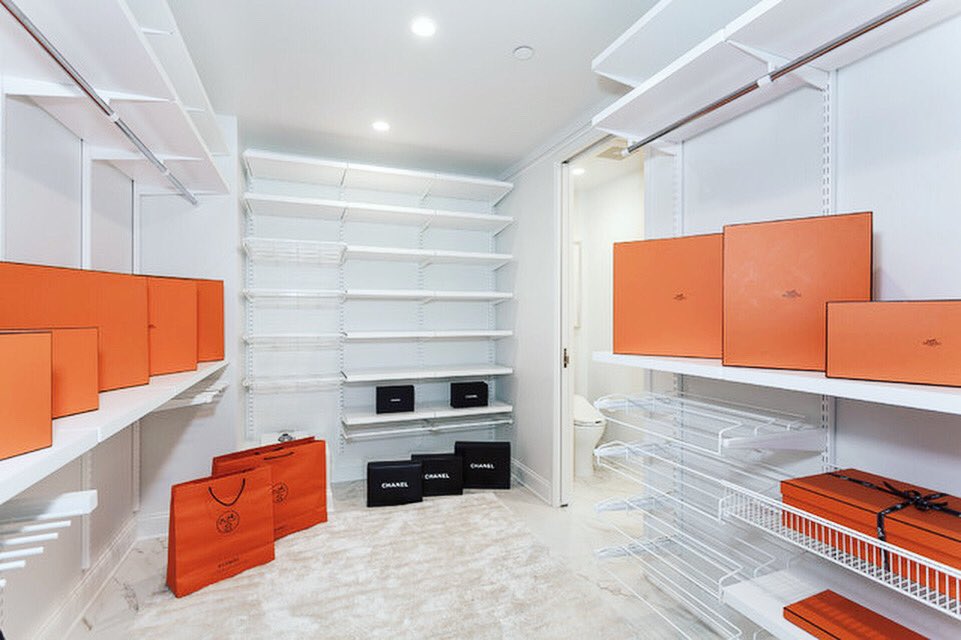 laurimstudio's tweet image. No master bedroom is complete without a spacious walk-in closet. 🛍👗👠 #McCartyCondo #LauriMorrisonStudio