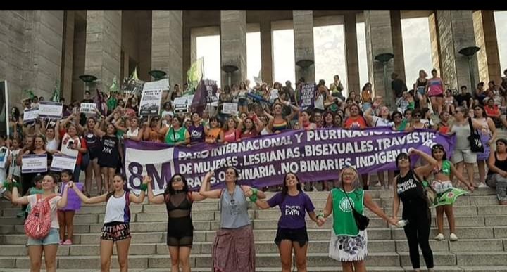 noragiac's tweet photo. Hoy marchamos porque #VivasNosQueremos , el monumento nos quedó chico! Gritamos fuerte #AbortoLegal2020 #paramoselmundo @AmpliandoFdB https://t.co/sXuk6ozDHZ