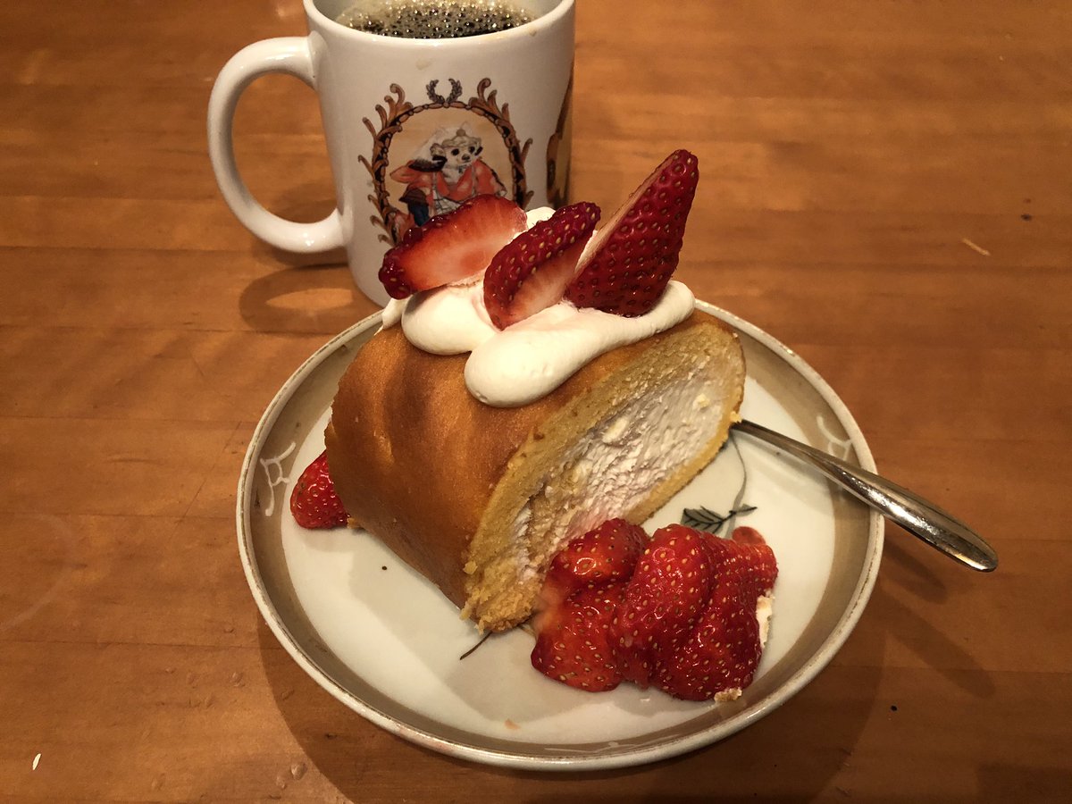 ট ইট র Nico Arakawa ロールケーキロールケーキ言うてたから朝ごはんはロールケーキむっちゃぶっとめに切ってもちろん胃もたれ
