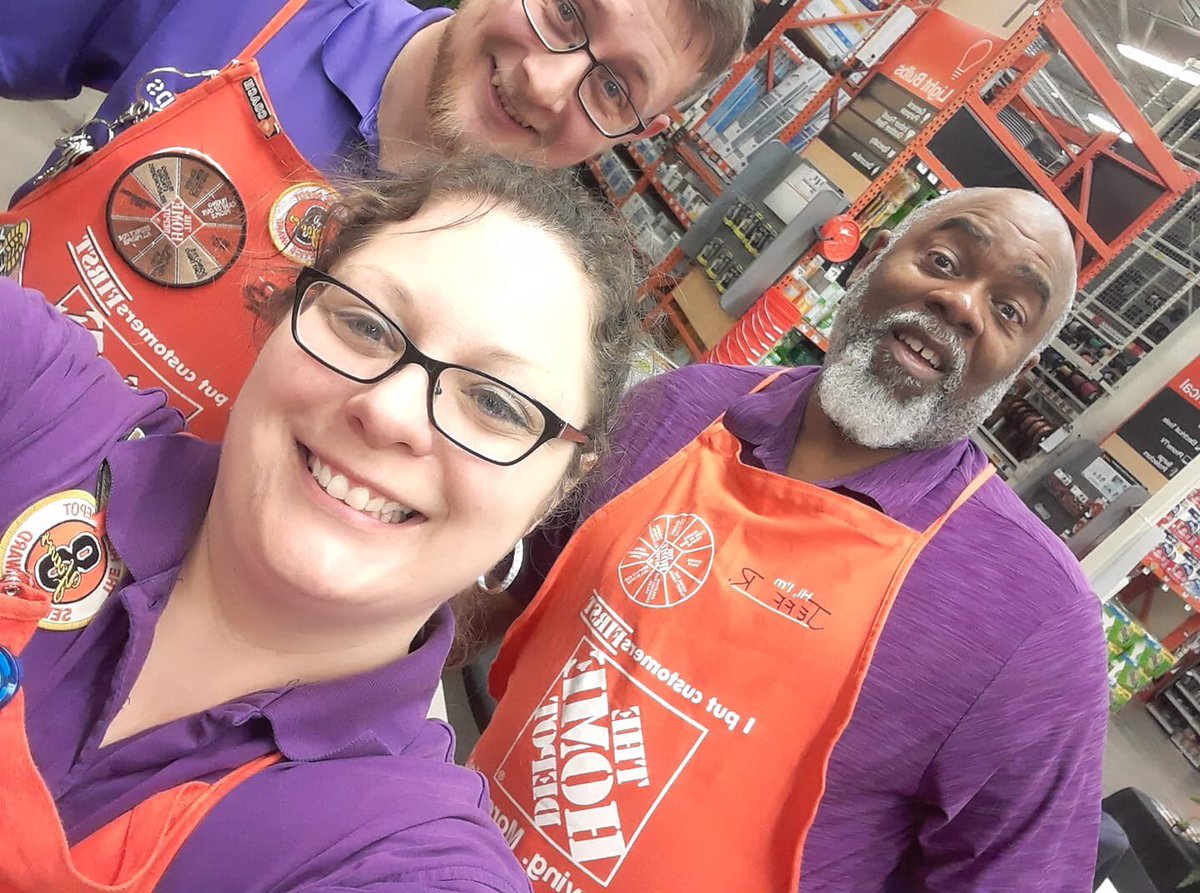 JacobCurtis_HD's tweet image. LOVE randomly matching with our associates! 😂💜 #HD0803 #FunEnvironment 🧡😊