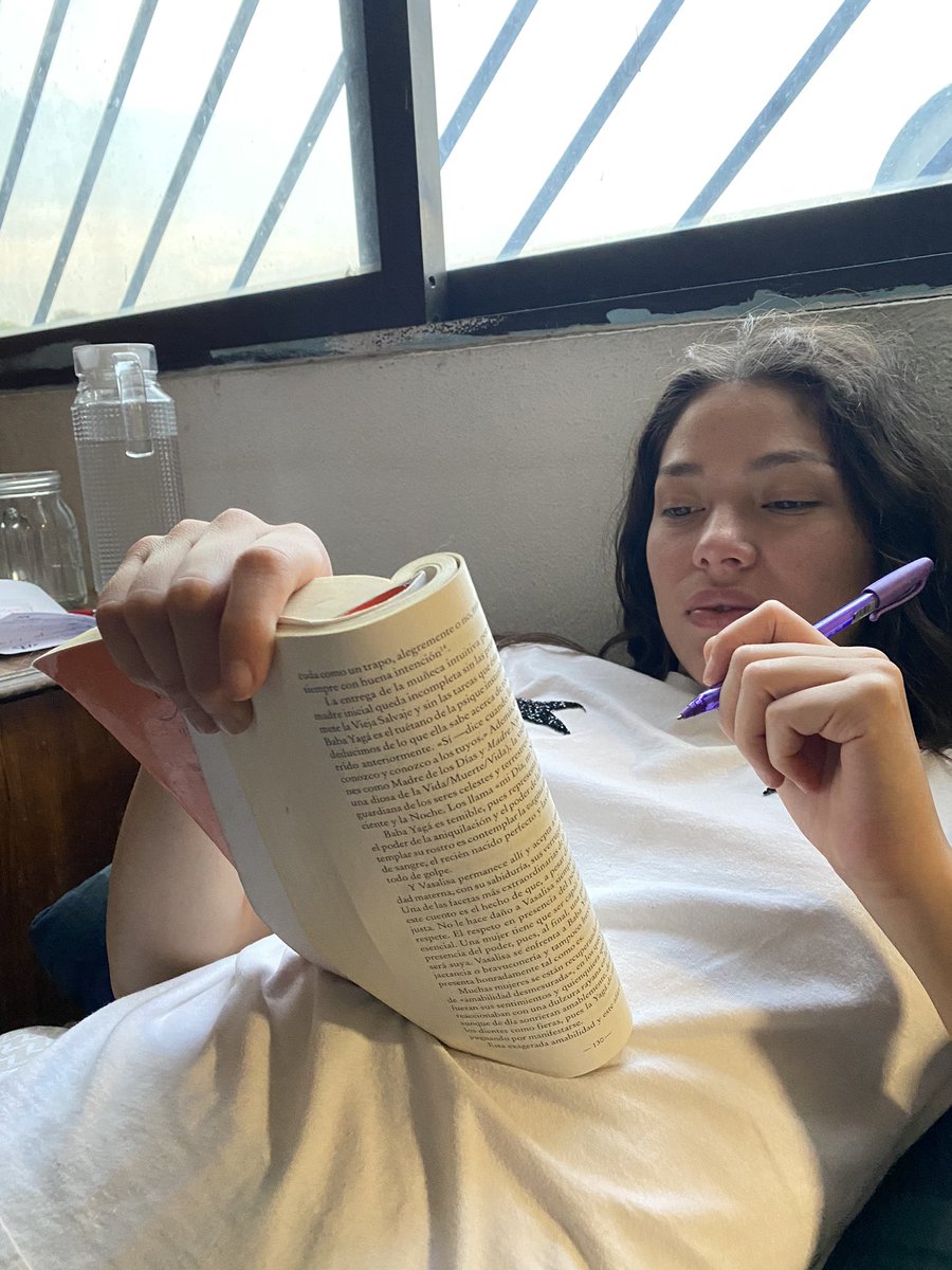 XavierVillanova's tweet photo. He intentado hacer varias cosas hoy con @MaraBalam3, ver una serie, platicar, un café, etc. Pero ella se mantiene en cama, callada, y cuando contesta es para decirme: 

“No puedo hacer nada contigo, entiende, estoy muerta” y vuelve a su lectura.

#ParoNacionalDeMujeres https://t.co/TBdmxNM6cw