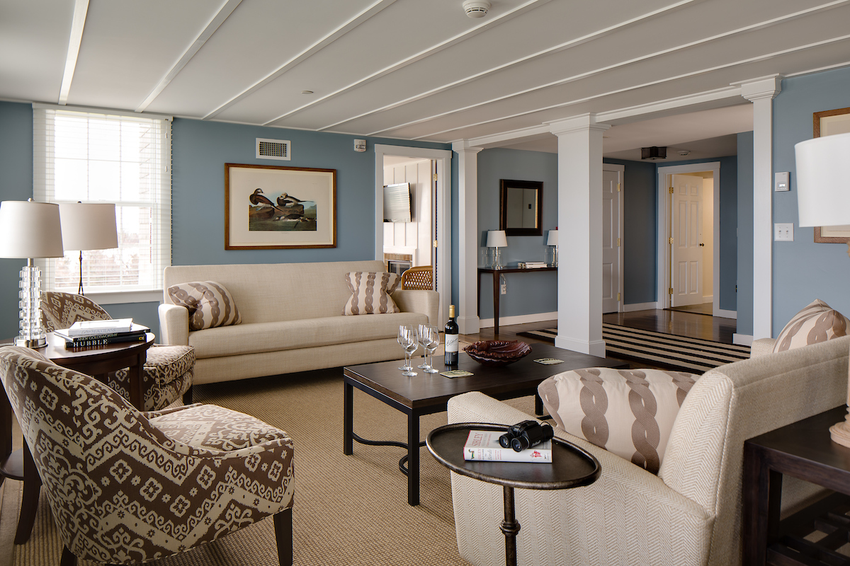 We love the earthly tones mixed with patterns and textures in this guestroom! These accent pieces are compliemented by the calming blue walls with white accents.