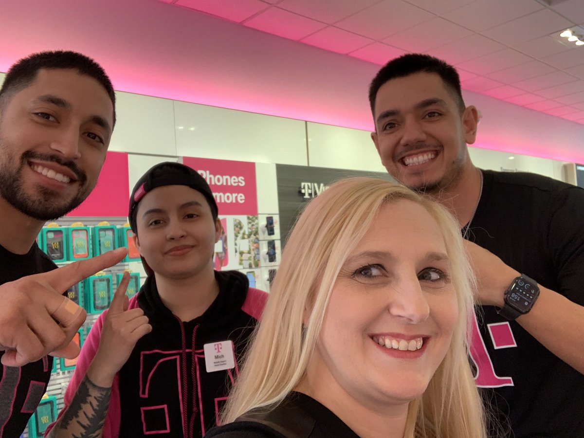 jenny_foss's tweet photo. Great visit today  celebrating with the Targaryens on their # 1 finish for the honey badgers in February with our # 1 expert @jstn692 #netxmentality https://t.co/cKTOSQTunM
