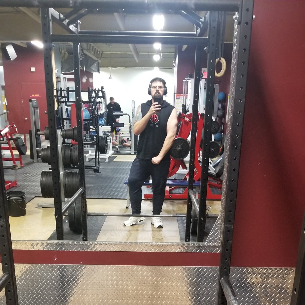 Gambino62's tweet photo. Full day of #dadwork and now we finish with a bit of #legwork #legday #dontskip #majorfitnesschallenge #grassfedgorilla #discoverfitness #pureaddiction #dadbod #dadlife #deadlifts https://t.co/n1wL6Ss16t