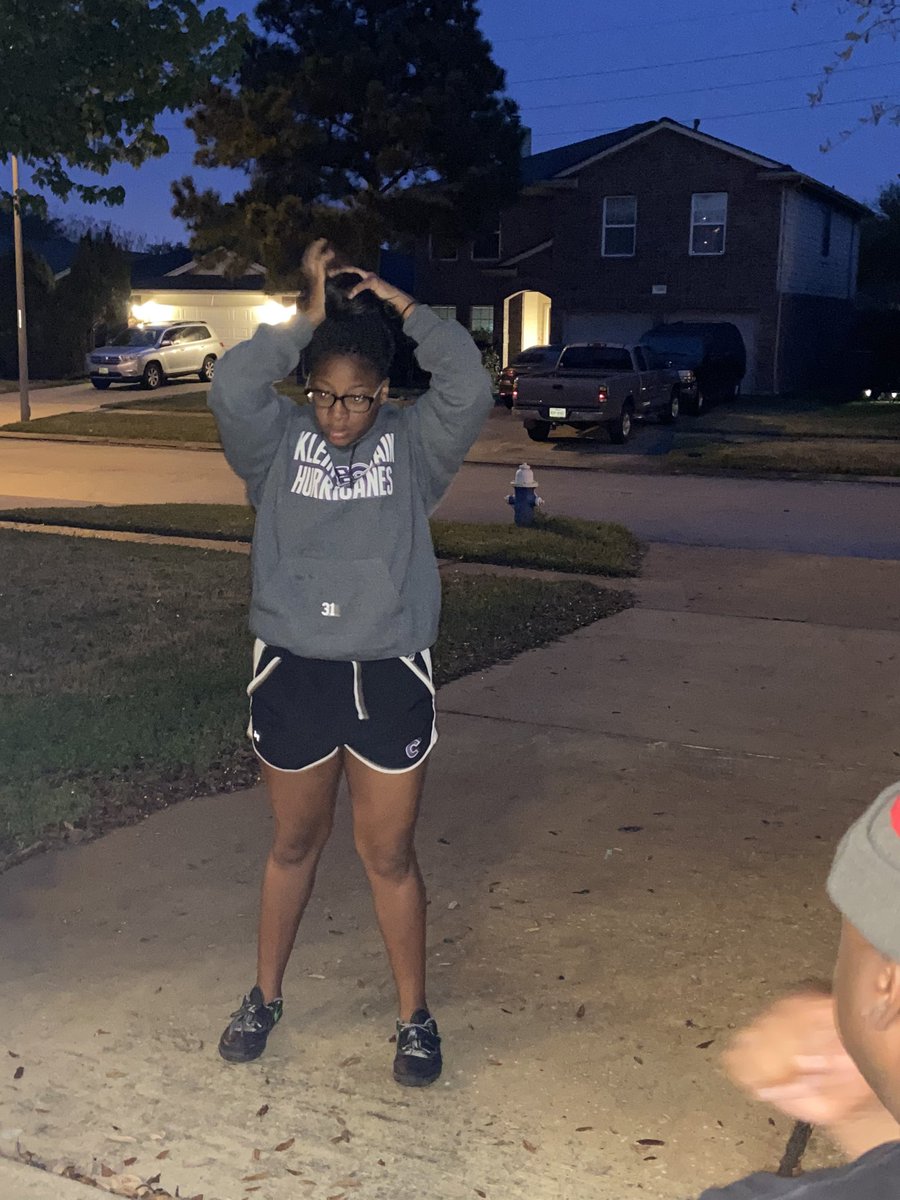 Larhodes1's tweet image. When you are going after something and your dad is your trainer, practice happens anywhere...@Kacienichole_  @mrhodesteam #workingonsomething