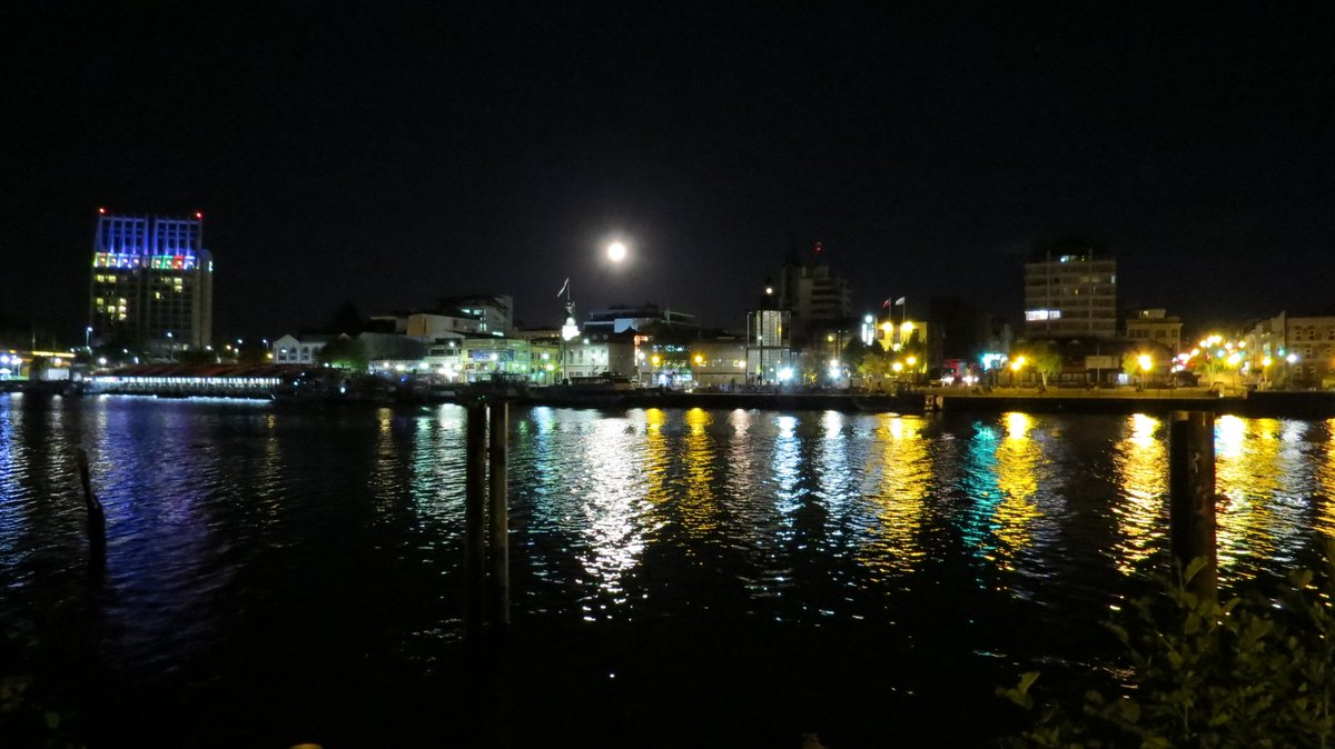janomeister's tweet photo. Otras fotos de la #SuperLuna en el muelle de Isla teja #Valdiviacl https://t.co/gZwytbJOM3