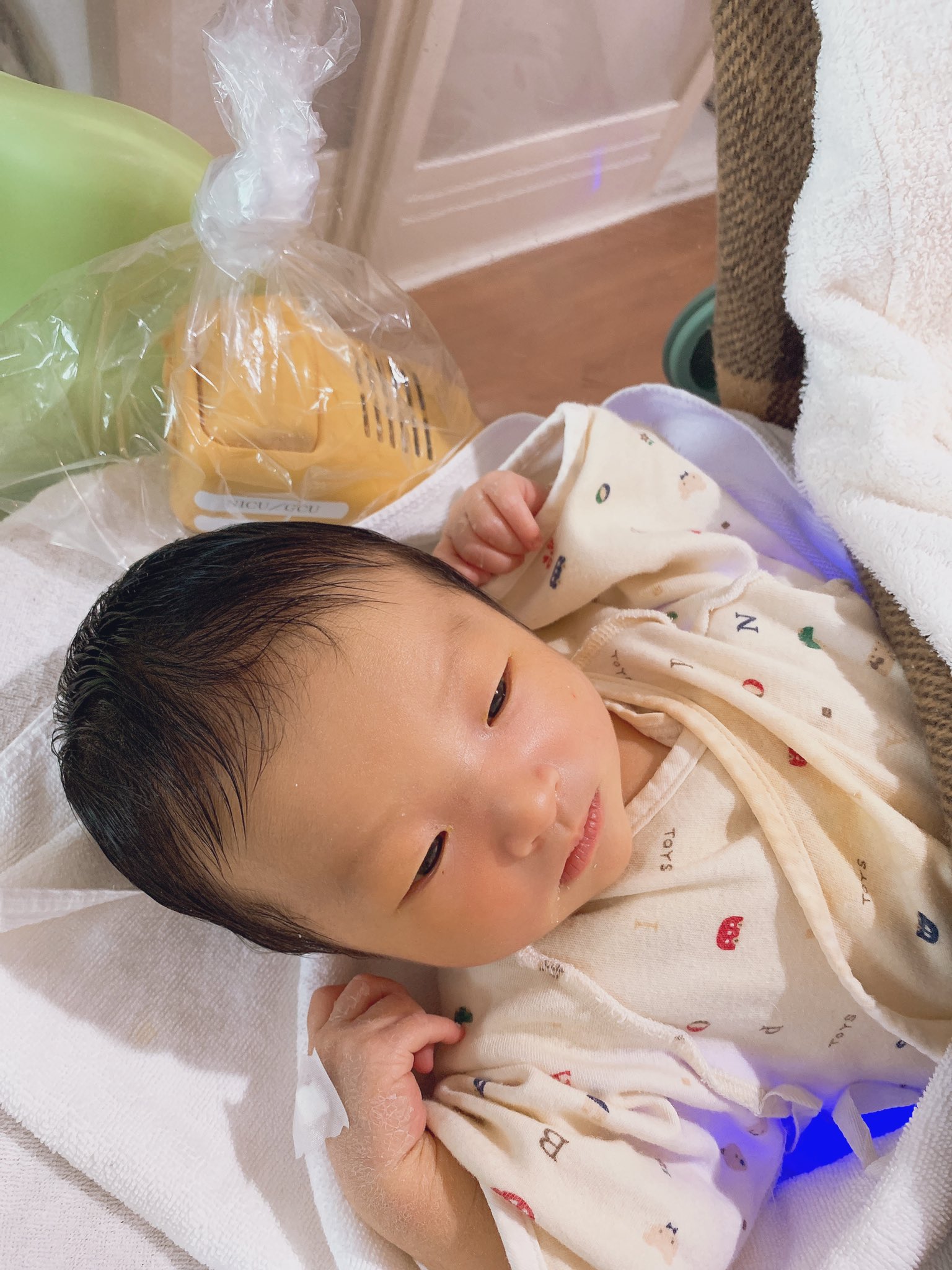 Twitter 上的 あいり 今さっき掃除のおばちゃんに ええ顔しとるなぁ いっぱい赤ちゃん見てきたけど この子ええ顔やわぁ ってゆわれた 褒められてよかったな りっくん 寝起き二重やし 線くっきりあるから まぶたがすっきりしてきたら二重になりそう 朝