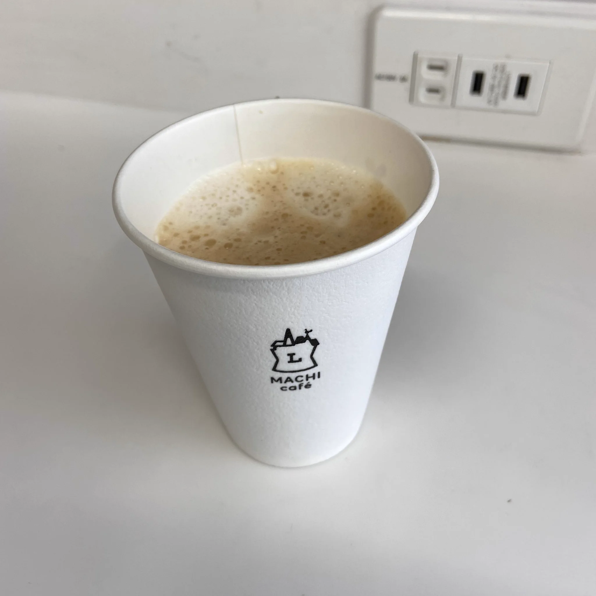 今日はカフェラテMを30円引きで購入しました。
昨日は半額でホットミルクを購入しました。  