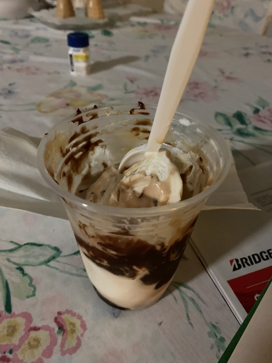 3CReyes's tweet photo. Ice cream when itโs 50 degeea #springbreakbingo #lakeside1920 https://t.co/QtFCtwUHhG