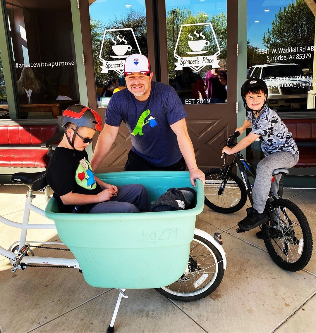 madsencycles's tweet image. &quot;Morning bike ride to support our favorite family owned local business @spencersplaceaz. We love their mission to employ people with special needs. Dylan loves riding in his awesome bike. Thank you #madsencycles&quot; #specialneedsmadsen
soo.nr/Eyhm