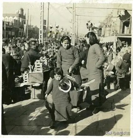 1938年の北京の春節のお祭り。子供が可愛い? 