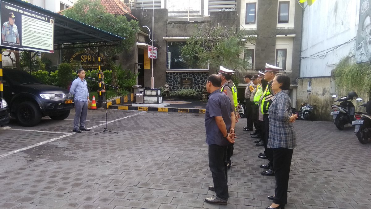 polsekkuta's tweet photo. Pawas Polsek Kuta Polresta Denpasar Pimpin Apel Pagi personel cadangan, berikan arahan dan penekanan Pimpinan, Selasa (10/03/2020) pagi.
#divisihumaspolri #multimediapoldabali #Indonesiakuat #infobadung #apel #pagi #arahan #penekanan #pimpinan #personil #kuta #aman #lancar https://t.co/jXkmFDC4PF
