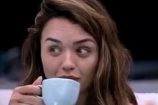 Bbb20Sara's tweet photo. Que VERGONHA é essa que os fãs da marcela tá passando com a tag ESTAMOS COM VOCÊ MARCELA 
ninguém tá com ela não tá,soltou a mão da amiguinha pra ficar segurando a de macho, sem contar que é racista e machista. #BBB20 https://t.co/YYZwnxOBhZ