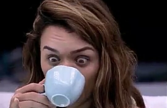 Bbb20Sara's tweet photo. Que VERGONHA é essa que os fãs da marcela tá passando com a tag ESTAMOS COM VOCÊ MARCELA 
ninguém tá com ela não tá,soltou a mão da amiguinha pra ficar segurando a de macho, sem contar que é racista e machista. #BBB20 https://t.co/YYZwnxOBhZ
