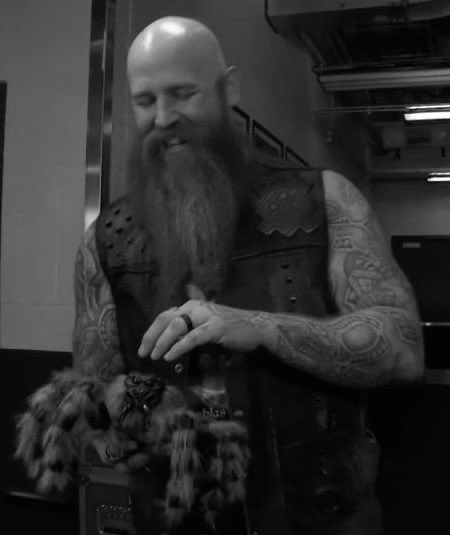 smarktodeath's tweet photo. #RIPSpider #PrayersForWarren #RAW https://t.co/Tm3RmfhITT