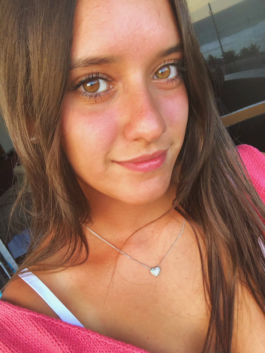 Camila (@colascamila_) on Twitter photo 