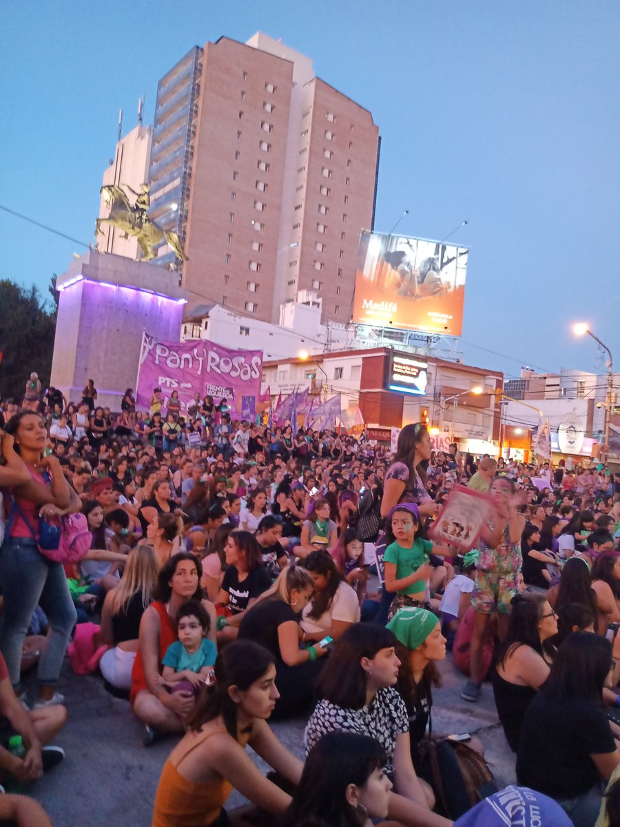 mirandapinta's tweet photo. En #Neuquén se marcha!!! #ParoNacionalDeMujeres #9marzo2020 Por un mundo feminista, basta de femicidios!!! https://t.co/8bEm02V820